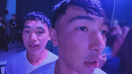 '어서와 한국은'에서 타망과 라이가 K팝 아이돌 무대를 관람하고 있다. 사진=MBC에브리원 