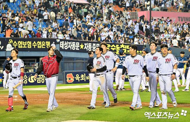 1일 오후 서울 송파구 잠실야구장에서 열린 '2025 신한 SOL Bank KBO리그' NC 다이노스와 LG 트윈스의 경기, NC가 LG에 7:3으로 승리하며 8연승을 기록했다. 경기종료 후 LG 선수단이 그라운드를 빠져나가고 있다. 엑스포츠뉴스 잠실, 김한준 기자