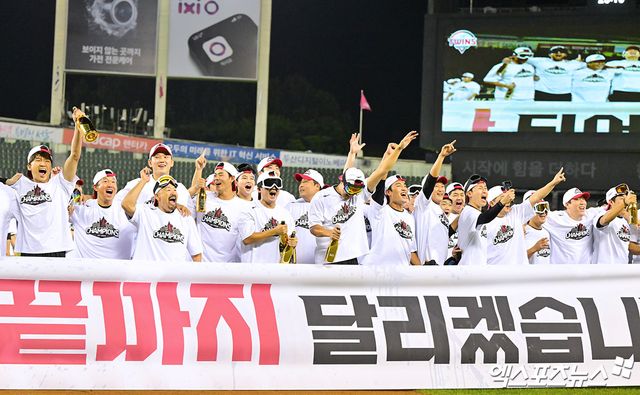1일 오후 서울 송파구 잠실야구장에서 열린 '2025 신한 SOL Bank KBO리그' NC 다이노스와 LG 트윈스의 경기, 정규시즌 우승을 확정지은 LG 선수들이 기뻐하고 있다. 엑스포츠뉴스 잠실, 김한준 기자