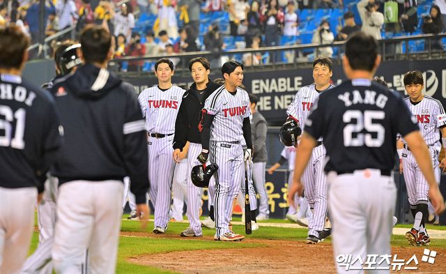 30일 오후 서울 송파구 잠실야구장에서 열린 '2025 신한 SOL Bank KBO리그' 두산 베어스와 LG 트윈스의 경기, 두산이 LG에 6:0으로 승리했다. 경기종료 후 LG 선수단이 두산 선수단에게 인사를 하고 있다. 엑스포츠뉴스 잠실, 김한준 기자