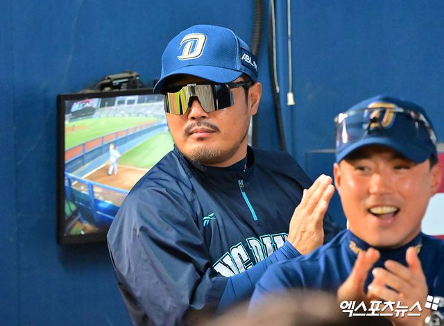 1일 오후 서울 송파구 잠실야구장에서 열린 '2025 신한 SOL Bank KBO리그' NC 다이노스와 LG 트윈스의 경기, 4회초 1사 만루 NC 이호준 감독이 김형준의 2타점 적시타때 박수를 치고 있다. 엑스포츠뉴스 잠실, 김한준 기자