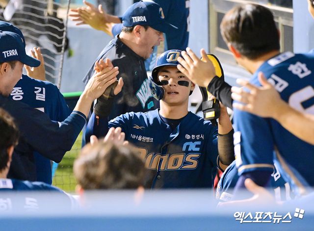 1일 오후 서울 송파구 잠실야구장에서 열린 '2025 신한 SOL Bank KBO리그' NC 다이노스와 LG 트윈스의 경기, 3회초 1사 3루 NC 김주원이 최원준의 1타점 적시타때 득점에 성공하고 있다. 엑스포츠뉴스 잠실, 김한준 기자