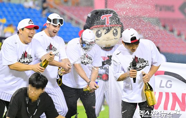 1일 오후 서울 송파구 잠실야구장에서 열린 '2025 신한 SOL Bank KBO리그' NC 다이노스와 LG 트윈스의 경기, 정규시즌 우승을 확정지은 LG 박해민이 소감을 말한 후 샴페인을 맞고 있다. 엑스포츠뉴스 잠실, 김한준 기자