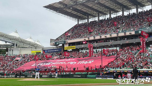 9일 오후 인천SSG랜더스필드에서 열린 '2025 신한 SOL Bank KBO 포스트시즌' 삼성 라이온즈와 SSG 랜더스의 준플레이오프 1차전 경기가 매진된 가운데 SSG 팬들이 1루에서 열띤 응원을 펼치고 있다. 엑스포츠뉴스 DB