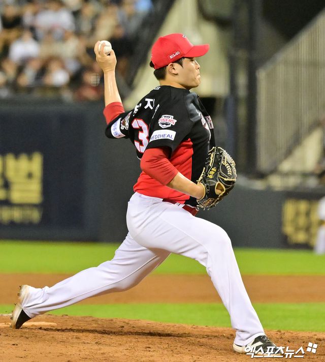 15일 오후 서울 송파구 잠실야구장에서 열린 '2025 신한 SOL Bank KBO리그' KIA 타이거즈와 두산 베어스의 경기, 7회말 무사 1루 KIA 최지민이 공을 힘차게 던지고 있다. 엑스포츠뉴스 DB