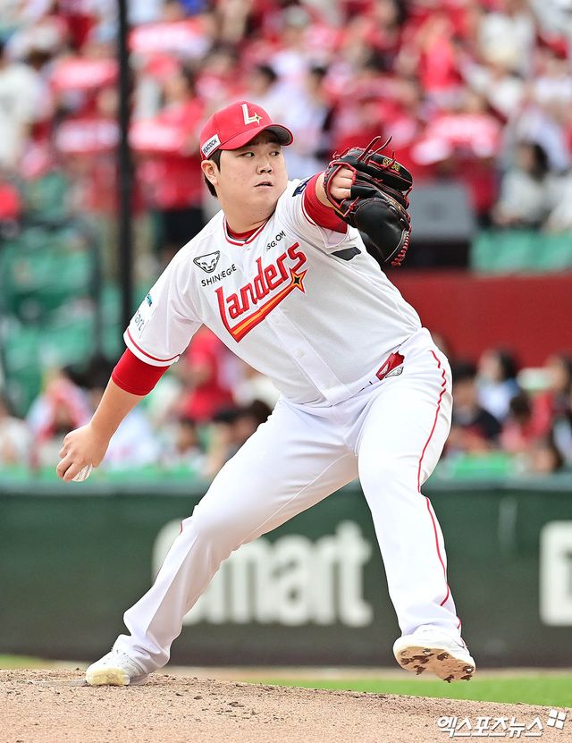 9일 오후 인천SSG랜더스필드에서 열린 '2025 신한 SOL Bank KBO 포스트시즌' 삼성 라이온즈와 SSG 랜더스의 준플레이오프 1차전 경기, 6회초 SSG 이로운이 역투하고 있다. 엑스포츠뉴스 DB