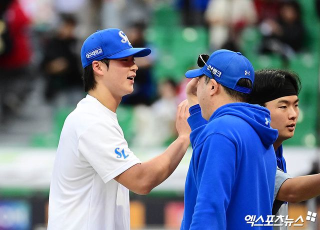 삼성 라이온즈 우완 파이어볼러 유망주 이호성(왼쪽)이 9일 인천 SSG랜더스필드에서 열린 2025 신한 SOL Bank KBO 준플레이오프(5전 3승제) 1차전에서 8회말을 무실점으로 막고 홀드를 기록했다. 사진 박지영 기자