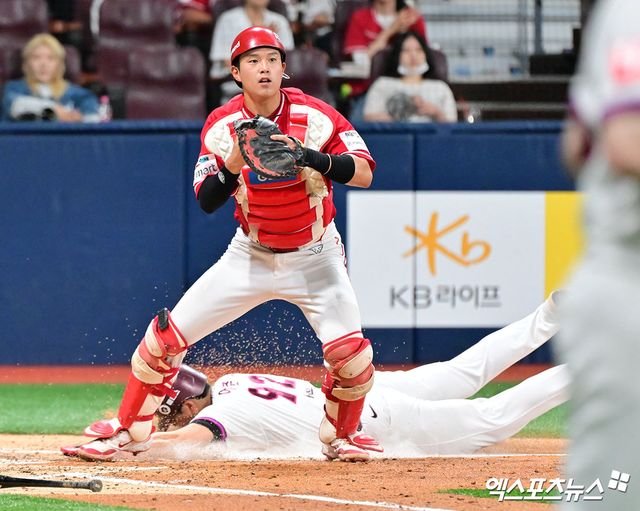 19일 오후 서울 구로구 고척스카이돔에서 열린 '2025 신한 SOL Bank KBO리그' SSG 랜더스와 키움 히어로즈의 경기, 2회말 1사 만루 SSG 조형우가 키움 최주환의 내야땅볼때 어준서를 포스아웃 시키고 있다. 엑스포츠뉴스 DB