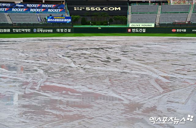 10일 오후 인천SSG랜더스필드에서 열리는 '2025 신한 SOL Bank KBO 포스트시즌' 삼성 라이온즈와 SSG 랜더스의 준플레이오프 2차전 경기, 비가 내리고 있는 가운데 그라운드에 방수포가 덮여져 있다. 인천, 김한준 기자