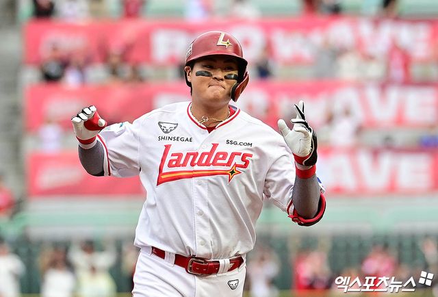 9일 오후 인천SSG랜더스필드에서 열린 '2025 신한 SOL Bank KBO 포스트시즌' 삼성 라이온즈와 SSG 랜더스의 준플레이오프 1차전 경기, 7회말 1사 1루 SSG 고명준이 삼성 김태훈 상대로 2점 홈런을 때려낸 뒤 베이스를 돌고 있다. 인천, 김한준 박지영 기자
