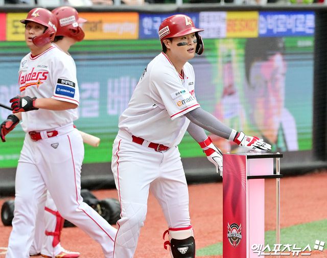 9일 오후 인천SSG랜더스필드에서 열린 '2025 신한 SOL Bank KBO 포스트시즌' 삼성 라이온즈와 SSG 랜더스의 준플레이오프 1차전 경기, 7회말 1사 1루 SSG 고명준이 투런 홈런을 날린 후 기뻐하고 있다. 인천, 김한준 박지영 기자