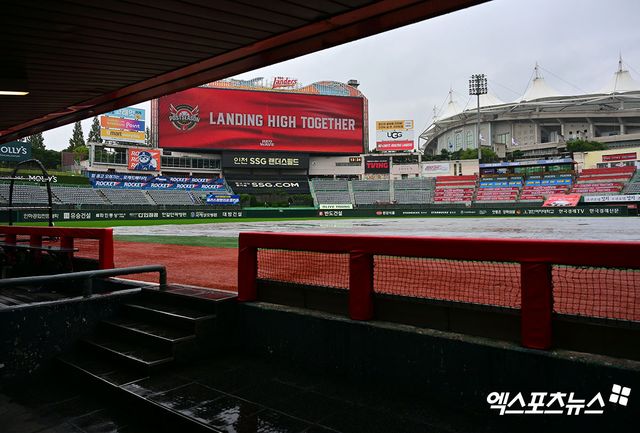 10일 오후 인천SSG랜더스필드에서 열리는 '2025 신한 SOL Bank KBO 포스트시즌' 삼성 라이온즈와 SSG 랜더스의 준플레이오프 2차전 경기, 비가 내리고 있는 가운데 그라운드에 방수포가 덮여져 있다. 인천, 김한준 기자