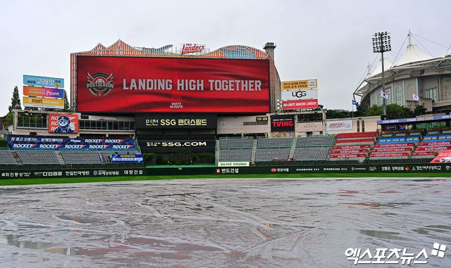 10일 오후 인천SSG랜더스필드에서 열리는 '2025 신한 SOL Bank KBO 포스트시즌' 삼성 라이온즈와 SSG 랜더스의 준플레이오프 2차전 경기, 비가 내리고 있는 가운데 그라운드에 방수포가 덮여져 있다. 인천, 김한준 기자
