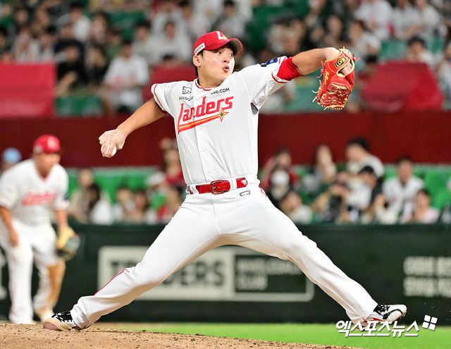 6일 오후 인천SSG랜더스필드에서 열린 '2025 신한 SOL Bank KBO리그' 삼성 라이온즈와 SSG 랜더스의 경기, 9회초 SSG 조병현이 공을 힘차게 던지고 있다. 엑스포츠뉴스 DB