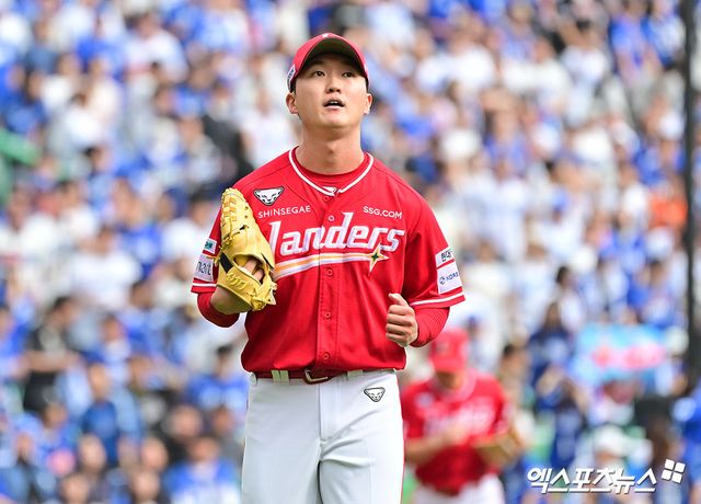 11일 오후 인천SSG랜더스필드에서 열린 '2025 신한 SOL Bank KBO 포스트시즌' 삼성 라이온즈와 SSG 랜더스의 준플레이오프 2차전 경기, 2회초 수비를 마친 SSG 김건우가 더그아웃으로 향하고 있다. 인천, 김한준 기자