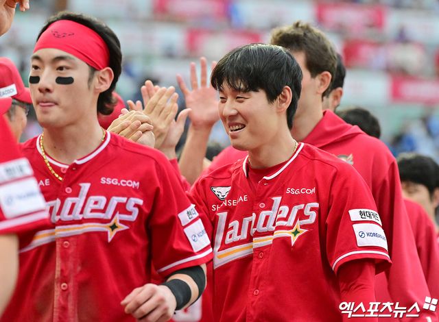 SSG 랜더스 외야수 김성욱이 11일 인천 SSG랜더스필드에서 열린 삼성 라이온즈와의 2025 신한 SOL Bank KBO 준플레이오프 2차전에서 끝내기 홈런을 기록했다. 사진 김한준 기자