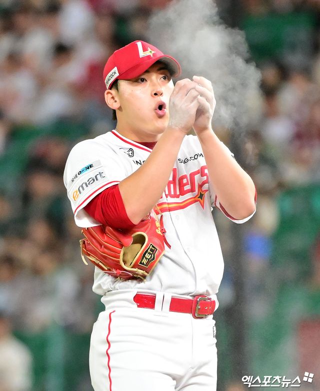 6일 오후 인천SSG랜더스필드에서 열린 '2025 신한 SOL Bank KBO리그' 삼성 라이온즈와 SSG 랜더스의 경기, 9회초 SSG 조병현이 투구 준비를 하고 있다. 엑스포츠뉴스 DB