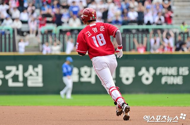11일 오후 인천SSG랜더스필드에서 열린 '2025 신한 SOL Bank KBO 포스트시즌' 삼성 라이온즈와 SSG 랜더스의 준플레이오프 2차전 경기, 2회말 1사 SSG 고명준이 솔로 홈런을 날린 후 그라운드를 돌고 있다. 인천, 김한준 기자