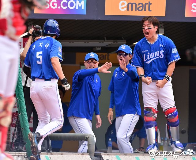 삼성 라이온즈 주장 구자욱(왼쪽 첫 번째)이 11일 인천 SSG랜더스필드에서 열린 SSG 랜더스와의 2025 신한 SOL Bank KBO 준플레이오프 2차전에서 올해 포스트시즌 첫 안타를 기록했다. 사진 김한준 기자