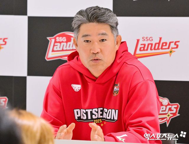 11일 오후 인천SSG랜더스필드에서 열리는 '2025 신한 SOL Bank KBO 포스트시즌' 삼성 라이온즈와 SSG 랜더스의 준플레이오프 2차전 경기, SSG 이숭용 감독이 취재진과 대화를 나누고 있다. 인천, 김한준 기자
