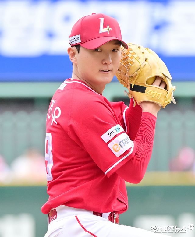 11일 오후 인천SSG랜더스필드에서 열린 '2025 신한 SOL Bank KBO 포스트시즌' 삼성 라이온즈와 SSG 랜더스의 준플레이오프 2차전 경기, 1회초 SSG 선발투수 김건우가 공을 힘차게 던지고 있다. 인천, 김한준 기자