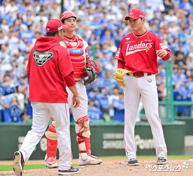 11일 오후 인천SSG랜더스필드에서 열린 '2025 신한 SOL Bank KBO 포스트시즌' 삼성 라이온즈와 SSG 랜더스의 준플레이오프 2차전 경기, 4회초 1사 1루 SSG 김건우가 마운드를 내려오고 있다. 인천, 김한준 기자