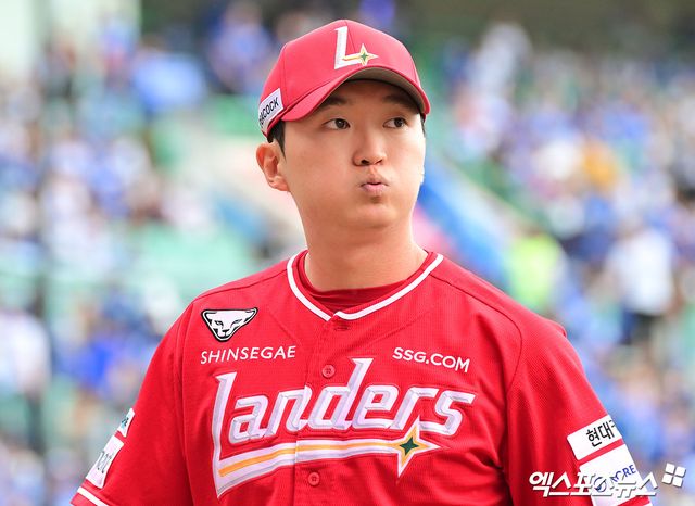 11일 오후 인천SSG랜더스필드에서 열린 '2025 신한 SOL Bank KBO 포스트시즌' 삼성 라이온즈와 SSG 랜더스의 준플레이오프 2차전 경기, 1회초 수비를 마친 SSG 선발투수 김건우가 더그아웃으로 향하고 있다. 인천, 김한준 기자
