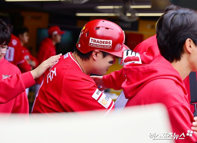 11일 오후 인천SSG랜더스필드에서 열린 '2025 신한 SOL Bank KBO 포스트시즌' 삼성 라이온즈와 SSG 랜더스의 준플레이오프 2차전 경기, 2회말 1사 SSG 고명준이 솔로 홈런을 날린 후 더그아웃에서 축하를 받고 있다. 인천, 김한준 기자