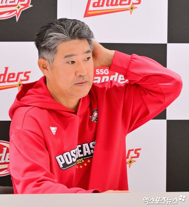 11일 오후 인천SSG랜더스필드에서 열리는 '2025 신한 SOL Bank KBO 포스트시즌' 삼성 라이온즈와 SSG 랜더스의 준플레이오프 2차전 경기, SSG 이숭용 감독이 취재진과 대화를 나누고 있다. 인천, 김한준 기자