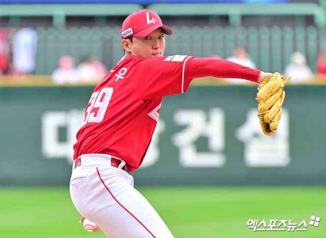 11일 오후 인천SSG랜더스필드에서 열린 '2025 신한 SOL Bank KBO 포스트시즌' 삼성 라이온즈와 SSG 랜더스의 준플레이오프 2차전 경기, 1회초 SSG 선발투수 김건우가 공을 힘차게 던지고 있다. 인천, 김한준 기자