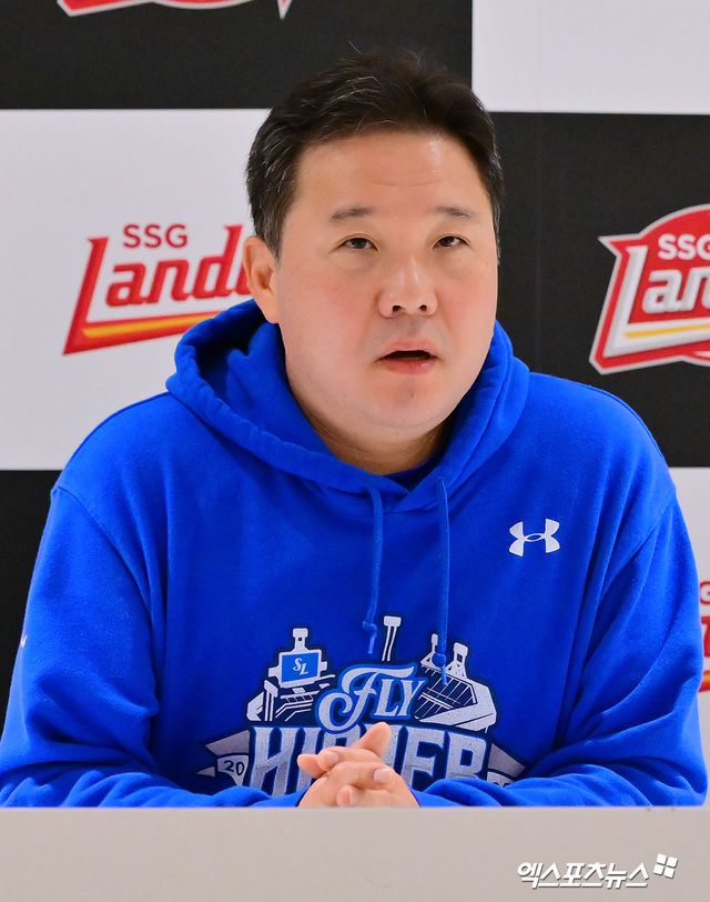 박진만 감독이 이끄는 삼성 라이온즈가 11일 인천 SSG랜더스필드에서 열린 SSG 랜더스와의 준플레이오프 2차전에서 3-4로 졌다. 사진 김한준 기자