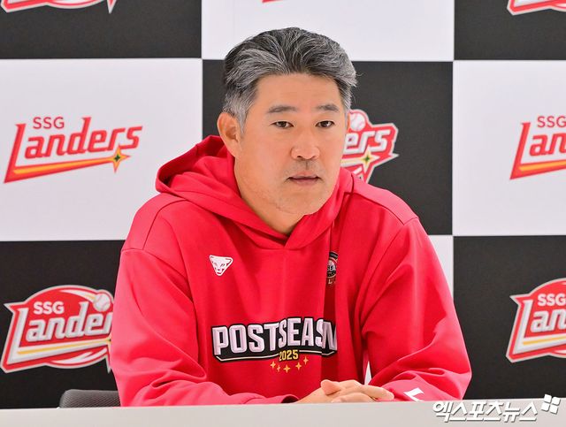 11일 오후 인천SSG랜더스필드에서 열리는 '2025 신한 SOL Bank KBO 포스트시즌' 삼성 라이온즈와 SSG 랜더스의 준플레이오프 2차전 경기, SSG 이숭용 감독이 취재진과 대화를 나누고 있다. 인천, 김한준 기자