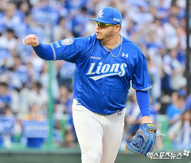 삼성 라이온즈 아리엘 후라도가 11일 인천 SSG랜더스필드에서 열린 SSG 랜더스와의 2025 신한 SOL Bank KBO 준플레이오프 2차전에 9회말 구원등판, 끝내기 홈런을 맞고 패전 투수가 됐다. 사진 김한준 기자