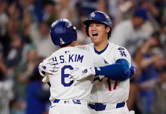 LA 다저스 유틸리티 플레이어 김혜성이 밀워키 브루어스와 내셔널리그 챔피언십 시리즈를 출전을 위한 원정 전용 전세기에 탑승했다. 시리즈 로스터 합류에 청신호가 켜졌다.&nbsp;다저스 구단은 13일(한국시간) 밀워키로 향하는 전세기에 탑승하는 선수단 사진을 공개했다.&nbsp;오타니 쇼헤이와 무키 베츠, 그리고 프레디 프리먼, 블레이크 스넬, 타일러 글래스노우, 클레이튼 커쇼, 야마모토 요시노부 등 슈퍼스타들에 이어 김혜성도 비행기에 오르는 사진이 찍혔다.&nbsp;김혜성은 왼손으로 브이 포즈와 함께 환한 미소로 사진 포즈를 취했다. 연합뉴스