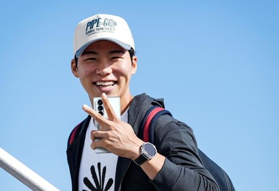 LA 다저스 유틸리티 플레이어 김혜성이 밀워키 브루어스와 내셔널리그 챔피언십 시리즈를 출전을 위한 원정 전용 전세기에 탑승했다. 시리즈 로스터 합류에 청신호가 켜졌다.&nbsp;다저스 구단은 13일(한국시간) 밀워키로 향하는 전세기에 탑승하는 선수단 사진을 공개했다.&nbsp;오타니 쇼헤이와 무키 베츠, 그리고 프레디 프리먼, 블레이크 스넬, 타일러 글래스노우, 클레이튼 커쇼, 야마모토 요시노부 등 슈퍼스타들에 이어 김혜성도 비행기에 오르는 사진이 찍혔다.&nbsp;김혜성은 왼손으로 브이 포즈와 함께 환한 미소로 사진 포즈를 취했다. LA다저스