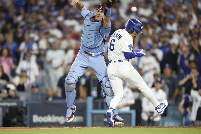 LA 다저스 유틸리티 플레이어 김혜성이 밀워키 브루어스와 내셔널리그 챔피언십 시리즈를 출전을 위한 원정 전용 전세기에 탑승했다. 시리즈 로스터 합류에 청신호가 켜졌다.&nbsp;다저스 구단은 13일(한국시간) 밀워키로 향하는 전세기에 탑승하는 선수단 사진을 공개했다.&nbsp;오타니 쇼헤이와 무키 베츠, 그리고 프레디 프리먼, 블레이크 스넬, 타일러 글래스노우, 클레이튼 커쇼, 야마모토 요시노부 등 슈퍼스타들에 이어 김혜성도 비행기에 오르는 사진이 찍혔다.&nbsp;김혜성은 왼손으로 브이 포즈와 함께 환한 미소로 사진 포즈를 취했다. 연합뉴스