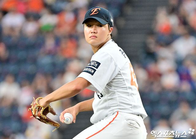 15일 오후 대전 한화생명 볼파크에서 열린 '2025 신한 SOL Bank KBO리그' 키움 히어로즈와 한화 이글스의 경기, 1회초 한화 선발투수 정우주가 공을 힘차게 던지고 있다. 엑스포츠뉴스DB