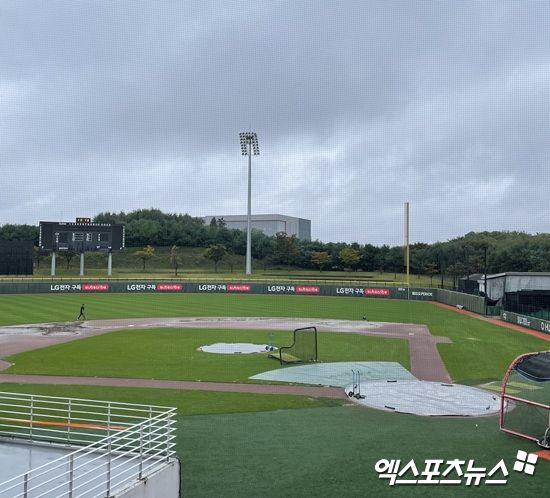 13일 오후 2시 이천 LG챔피언스파크에서 펼쳐질 예정이었던 LG의 한국시리즈 대비 합숙훈련 첫 번째 청백전 일정이 우천 및 그라운드 사정으로 인해 취소됐다. 이날 이천엔 오전부터 꾸준히 빗줄기가 떨어졌다. 오후 1시를 기점으로 비가 잦아드는 것처럼 보였으나, 이미 내야엔 큰 물웅덩이가 고였고 빗방울도 다시 떨어지기 시작했다. 엑스포츠뉴스 이천, 김유민 기자