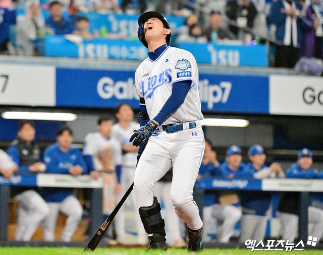 13일 오후 대구삼성라이온즈파크에서 열린 '2025 신한 SOL Bank KBO 포스트시즌' SSG 랜더스와 삼성 라이온즈의 준플레이오프 3차전 경기, 5회말 1사 2루 삼성 구자욱이 헛스윙 삼진을 당하고 있다. 대구, 김한준 기자