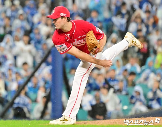 13일 오후 대구삼성라이온즈파크에서 열린 '2025 신한 SOL Bank KBO 포스트시즌' SSG 랜더스와 삼성 라이온즈의 준플레이오프 3차전 경기, 1회말 SSG 선발투수 앤더슨이 공을 힘차게 던지고 있다. 대구, 김한준 기자