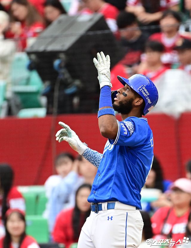 9일 오후 인천SSG랜더스필드에서 열린 '2025 신한 SOL Bank KBO 포스트시즌' 삼성 라이온즈와 SSG 랜더스의 준플레이오프 1차전 경기, 6회초 삼성 선두타자 디아즈가 안타를 치고 있다. 엑스포츠뉴스 DB