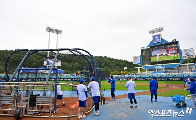13일 오후 대구삼성라이온즈파크에서 열리는 '2025 신한 SOL Bank KBO 포스트시즌' SSG 랜더스와 삼성 라이온즈의 준플레이오프 3차전 경기, 삼성 선수단이 훈련에 임하고 있다. 대구, 김한준 기자