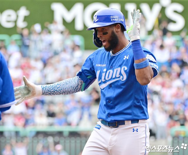 11일 오후 인천SSG랜더스필드에서 열린 '2025 신한 SOL Bank KBO 포스트시즌' 삼성 라이온즈와 SSG 랜더스의 준플레이오프 2차전 경기, 4회초 1사 2,3루 삼성 디아즈가 2타점 적시타를 날리고 있다. 엑스포츠뉴스 DB
