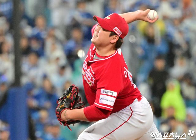 13일 오후 대구삼성라이온즈파크에서 열린 '2025 신한 SOL Bank KBO 포스트시즌' SSG 랜더스와 삼성 라이온즈의 준플레이오프 3차전 경기, 5회말 SSG 이로운이 공을 힘차게 던지고 있다. 대구, 김한준 기자