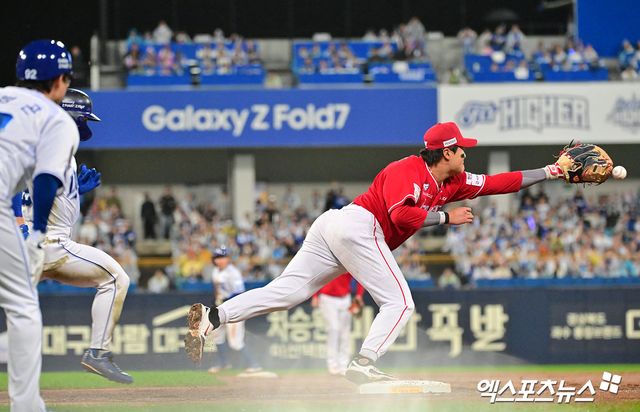 13일 오후 대구삼성라이온즈파크에서 열린 '2025 신한 SOL Bank KBO 포스트시즌' SSG 랜더스와 삼성 라이온즈의 준플레이오프 3차전 경기, 3회말 2사 1,3루 삼성 김성윤의 내야땅볼때 SSG 안상현의 송구가 빠지고 있다. 대구, 김한준 기자
