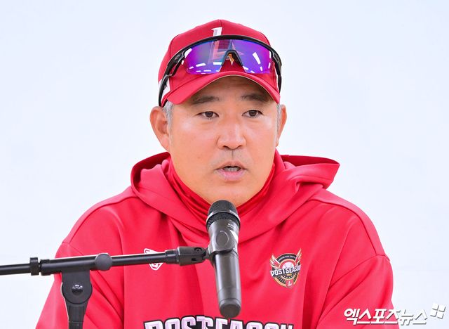 13일 오후 대구삼성라이온즈파크에서 열리는 '2025 신한 SOL Bank KBO 포스트시즌' SSG 랜더스와 삼성 라이온즈의 준플레이오프 3차전 경기, SSG 이숭용 감독이 취재진과 대화를 나누고 있다. 대구, 김한준 기자