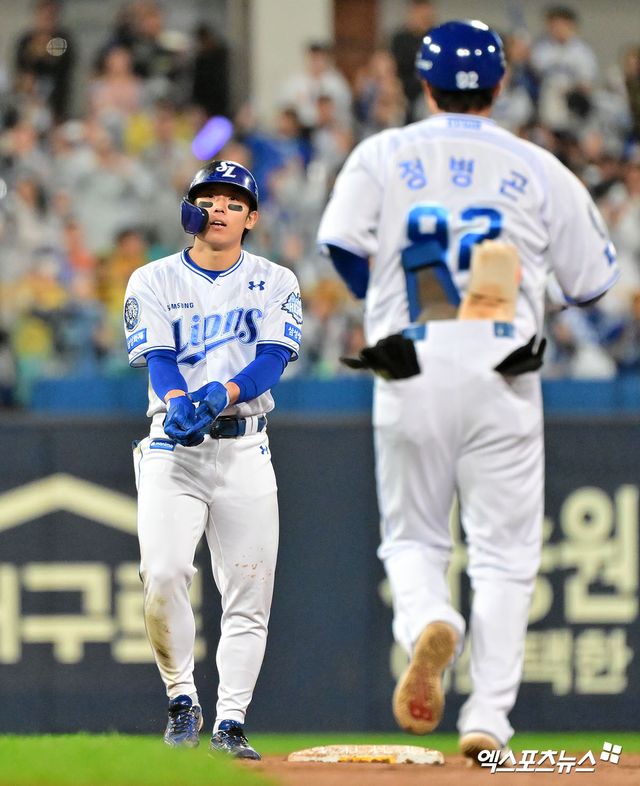 13일 오후 대구삼성라이온즈파크에서 열린 '2025 신한 SOL Bank KBO 포스트시즌' SSG 랜더스와 삼성 라이온즈의 준플레이오프 3차전 경기, 5회말 1사 2루 삼성 김성윤이 1타점 2루타를 날리고 있다. 대구, 김한준 기자