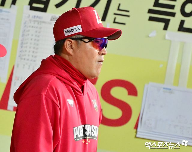 13일 오후 대구삼성라이온즈파크에서 열린 '2025 신한 SOL Bank KBO 포스트시즌' SSG 랜더스와 삼성 라이온즈의 준플레이오프 3차전 경기, SSG 이숭용 감독이 생각에 잠겨 있다. 대구, 김한준 기자