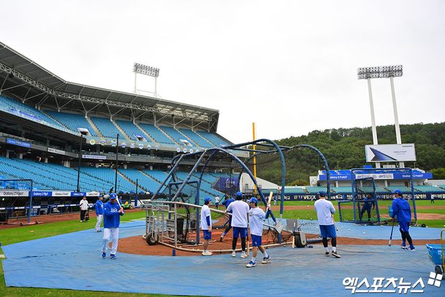 13일 오후 대구삼성라이온즈파크에서 열리는 '2025 신한 SOL Bank KBO 포스트시즌' SSG 랜더스와 삼성 라이온즈의 준플레이오프 3차전 경기, 삼성 선수단이 훈련에 임하고 있다. 대구, 김한준 기자