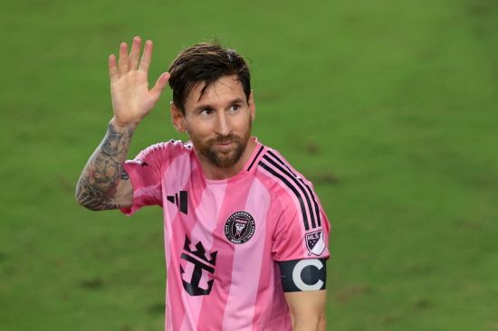 13일 '풋볼 랭킹 닷컴' 등 FIFA 랭킹을 실시간으로 산정하는 여러 해외 매체에 따르면 한국은 지난 실시간 FIFA 랭킹에서 1589.75점으로 22위를 기록 중이다. 이어 에콰도르가 1588.82점으로 23위, 호주가 1588.25점으로 각각 24위다. 유럽 국가인 오스트리아가 1586.98점으로 25위다. 4팀이 FIFA 랭킹 23위 안에 들어야 포트2 배정이 가능하지만, 노르웨이가 10위 이탈리아를 따돌리고 월드컵 본선에 직행하면 FIFA 랭킹 23위가 아닌 24위까지 포트2 배정이 확실시 된다. 연합뉴스